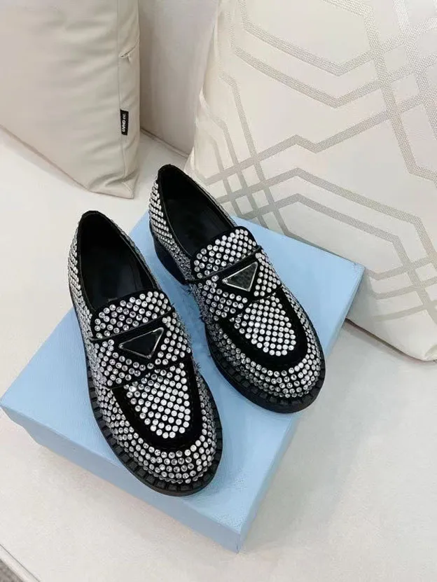 Venta directa de alta calidad Zapatos de vestir Moda brillante Cuero de diamantes de imitación Blanco y negro Banquete de boda para mujer Temperamento de lujo Embalaje completo 35-40