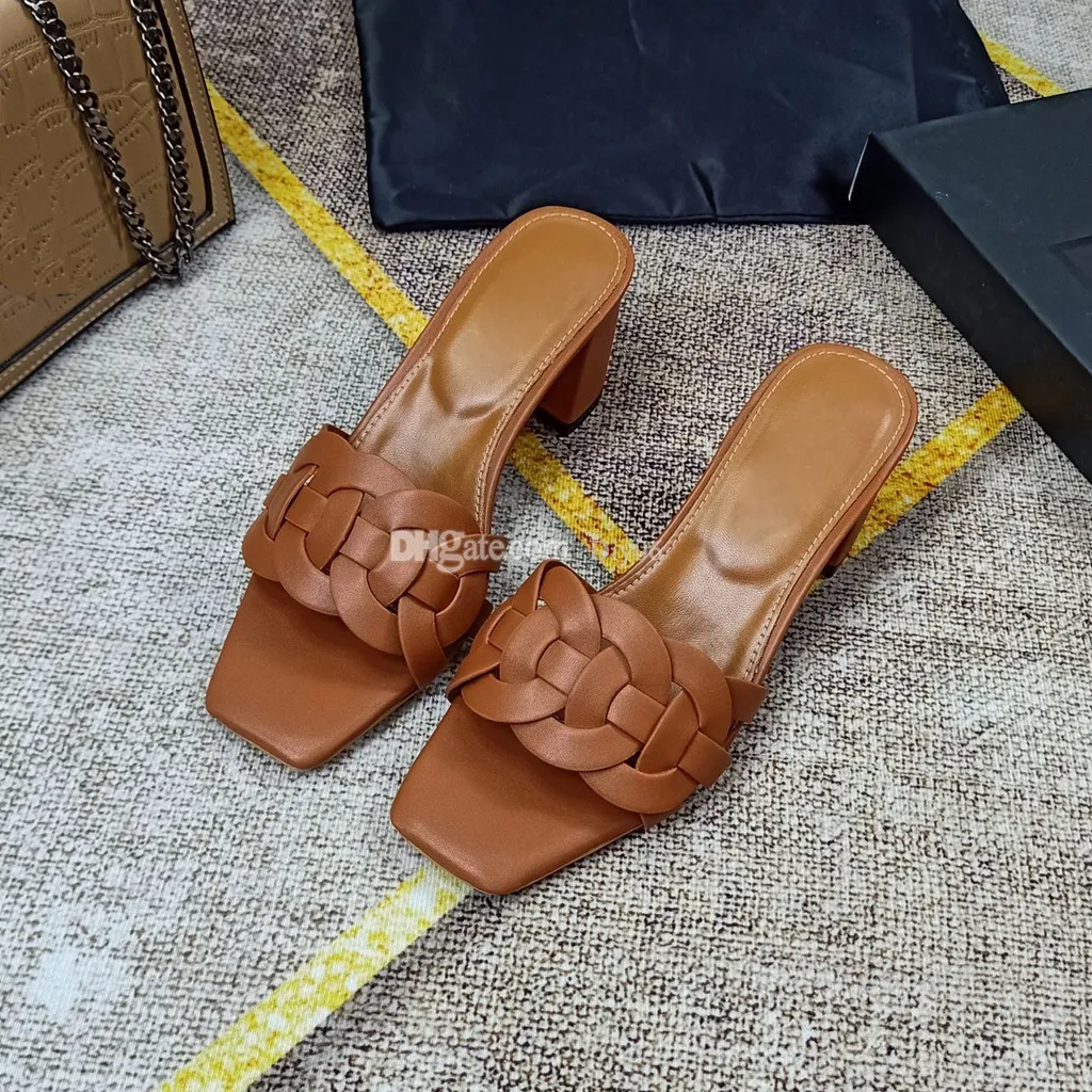 Fritid tofflor Sandali Utomhus Kvinnor Mode Designers Flat Slides Flip Flops Strand Slipper Leather Cartoon Sandals Big Head 7cm Heels Hotell Brev Skor