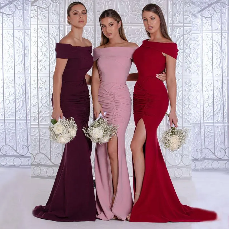 Encantadores vestidos de dama de honor de sirena simples Fuera del hombro Cuello plisado Lado dividido Estilo rural Vestidos de dama de honor Tren de barrido Vestido de invitados de boda por encargo