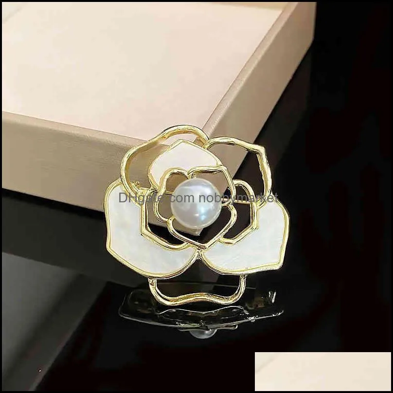 Luxury brooch New personalized hollowed out Rose Brooch temperament Pearl simple Camellia straight