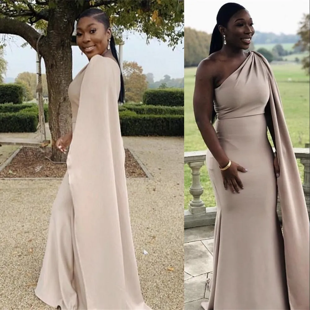 2021 Sexy African Nude Syrenki Druhna Suknie Do Wesela Z Cape One Should Plus Size Party Sweep Sweep Maid of Honor Suknie Zipper Powrót Elastyczna Satyna