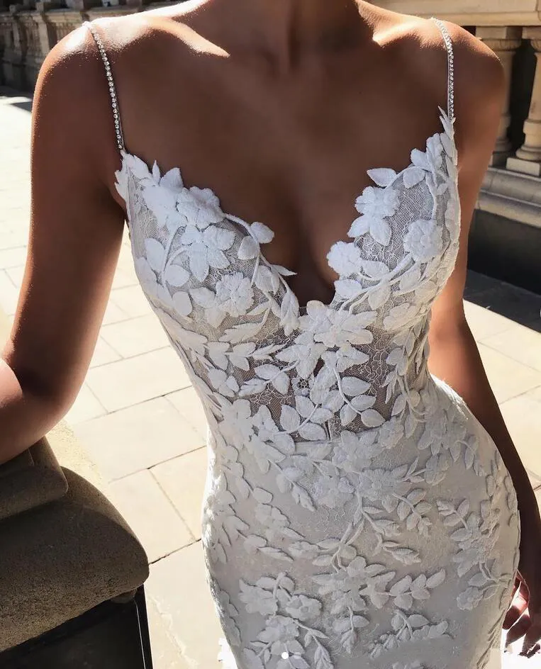 Perline Perle Cinghia per spaghetti Abiti da sposa a sirena in pizzo 2021 Splendidi applicazioni floreali 3D Abiti da sposa Boho Schiena bassa Robe De Mar234W