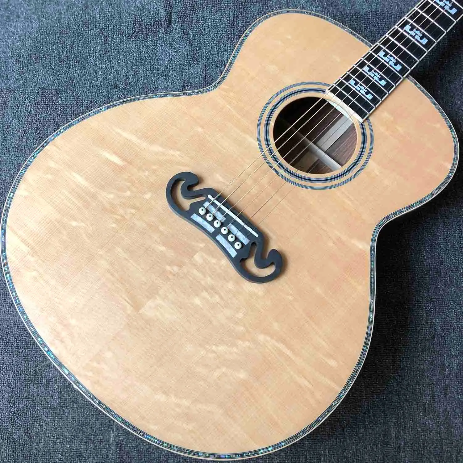 Custom AAAA Toutes les bois massif de 43 pouces Guitare acoustique Jumbo flambée Col de l'érable Solide Coco Reliure arrière 550A SoundHole Pickup