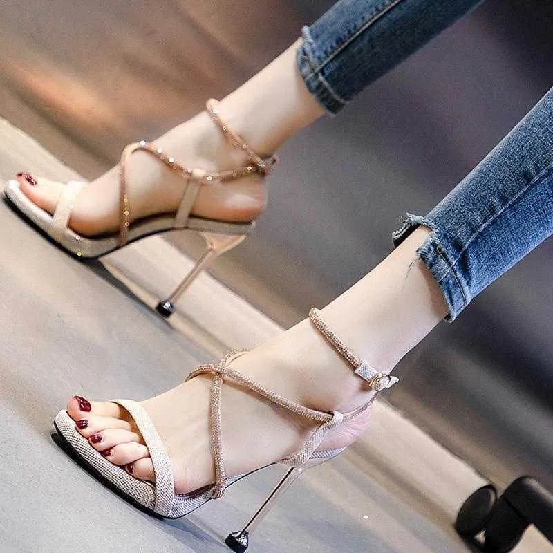 Verão 2020 Moda Romana Correia Rhinestone Uma Linha Fivela Sandálias Femininas Peep Toe Ultra-Fine Heels 8cm Y0608