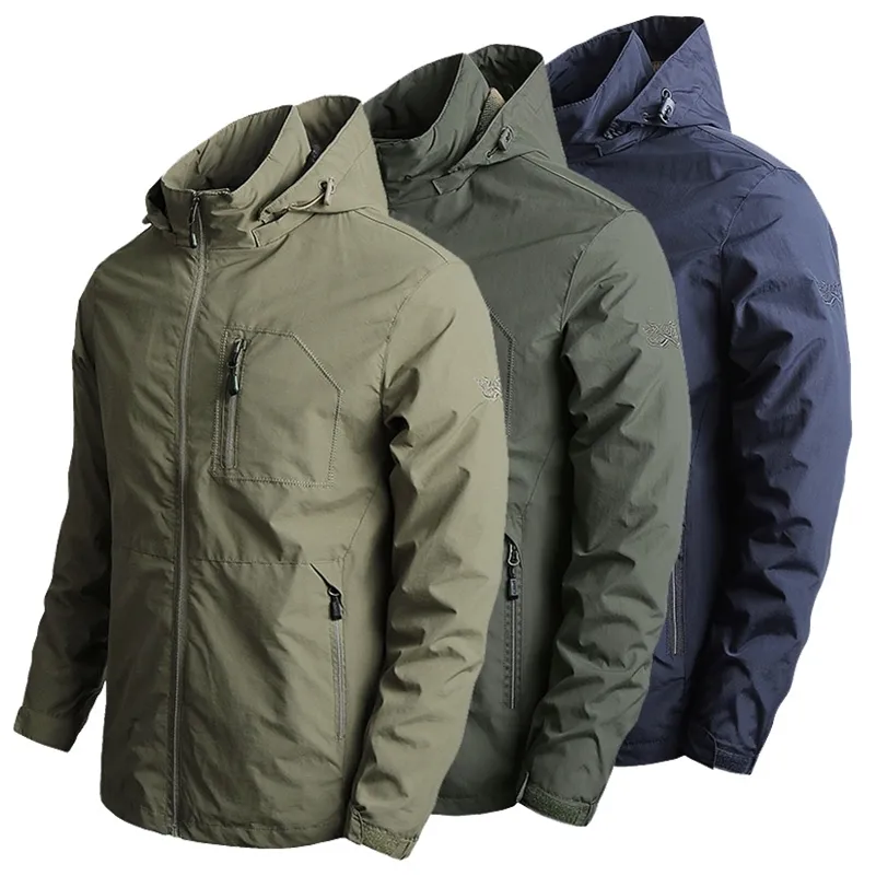 Mäns softshelljacka Autumn Spring Streetwear Tactical Bomber Windbreaker Jackets män huva hip-hop pilot vindtäta rockar 210924