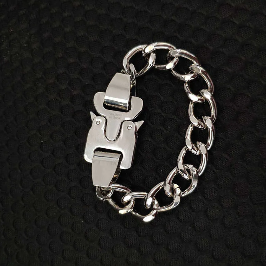 Hight Quality ALYX Hero Chain Bracelet Bouts Metal Button Titanium Steel Streetwear ALYX Collier accessoires Q0717