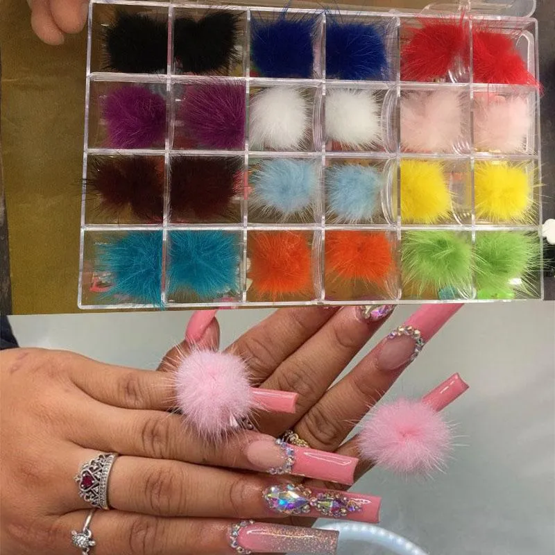 ديكورات فن الأظافر 2.7 سم*2.7 سم 24Girds سحر Pompoms ، كرة Pompoms في Clearn Box Manicure Magnet Soft-Pom Charms#24pcs