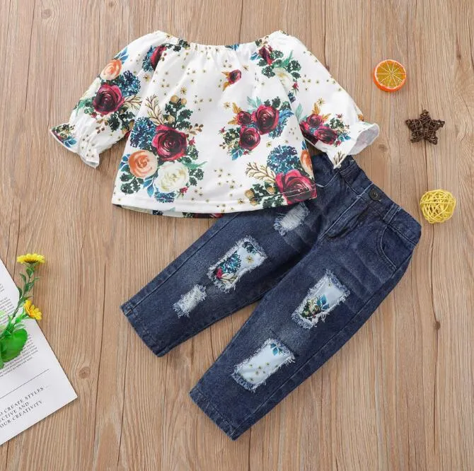 Set di abbigliamento per bambina da bambino con stampa floreale a maniche lunghe con spalle scoperte, jeans strappati, abiti