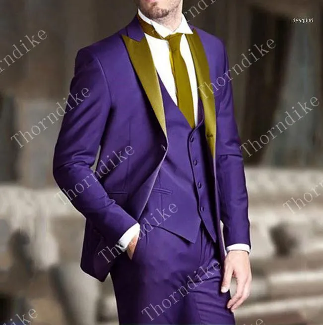 Design 2021 Custom Made Slim Fit Moda Masculina Bordado Dourado Vestido Terno Roxo Casamento Noivo Smoking Traje Bonito Ternos1