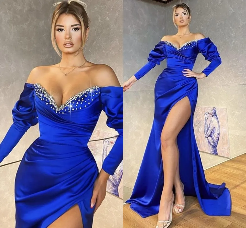 Elegante, sexy, königsblaue Meerjungfrau-Abschlussballkleider, schulterfrei, seitlich geteilt, mit Kristallperlen, bodenlang, lange Ärmel, Satin, formelle Abendkleider