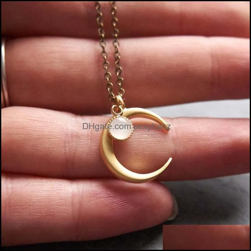 New Retro Sun Moon Glow Chain Necklace Ethnic Style Moon Horn Moonstone Pendant Alloy Necklace For Women