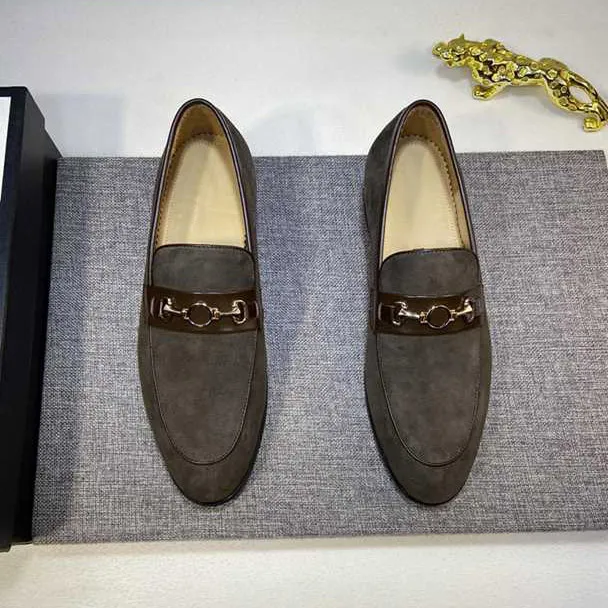 Zapatos de vestir de oficina de negocios de alta calidad para hombres Cadenas de purpurina hermosas Suelas de cuero real Moda encantadora y estilo de ocio Estilos italianos cuero de vaca de gran tamaño