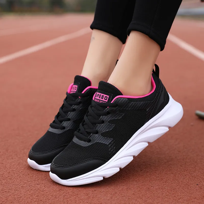 Atacado 2021 Tênis para Mens Womens Sport Running Shoes Super Luz Respirável Corredores Preto Branco Rosa Pink Sneakers EUR 35-41 WY04-8681