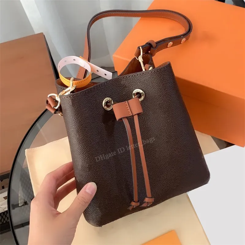 Słynny projektant 2021 sznurka torba Crossbody Torebki Classic List Cowhid Hardware String Torby Wiadro wnętrze Zipper Pocket Women Fashion Ramię Torebka