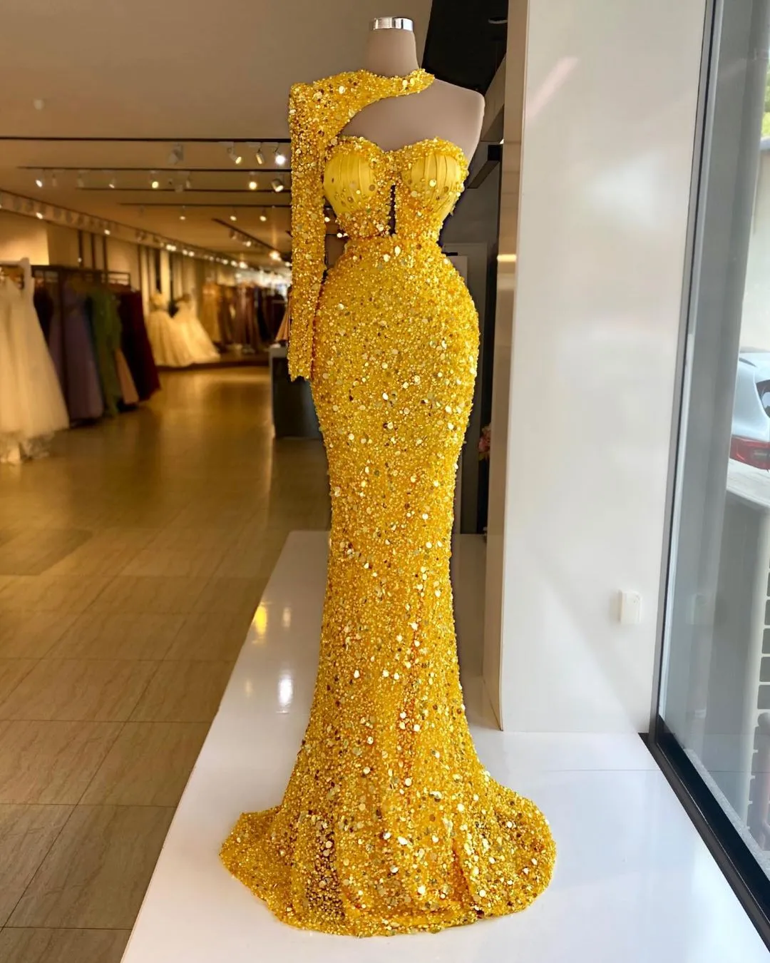 Robes de soirée de luxe paillettes jaune vif perles licou manches longues robe de bal robes de soirée formelles sur mesure robe de train de balayage 3091