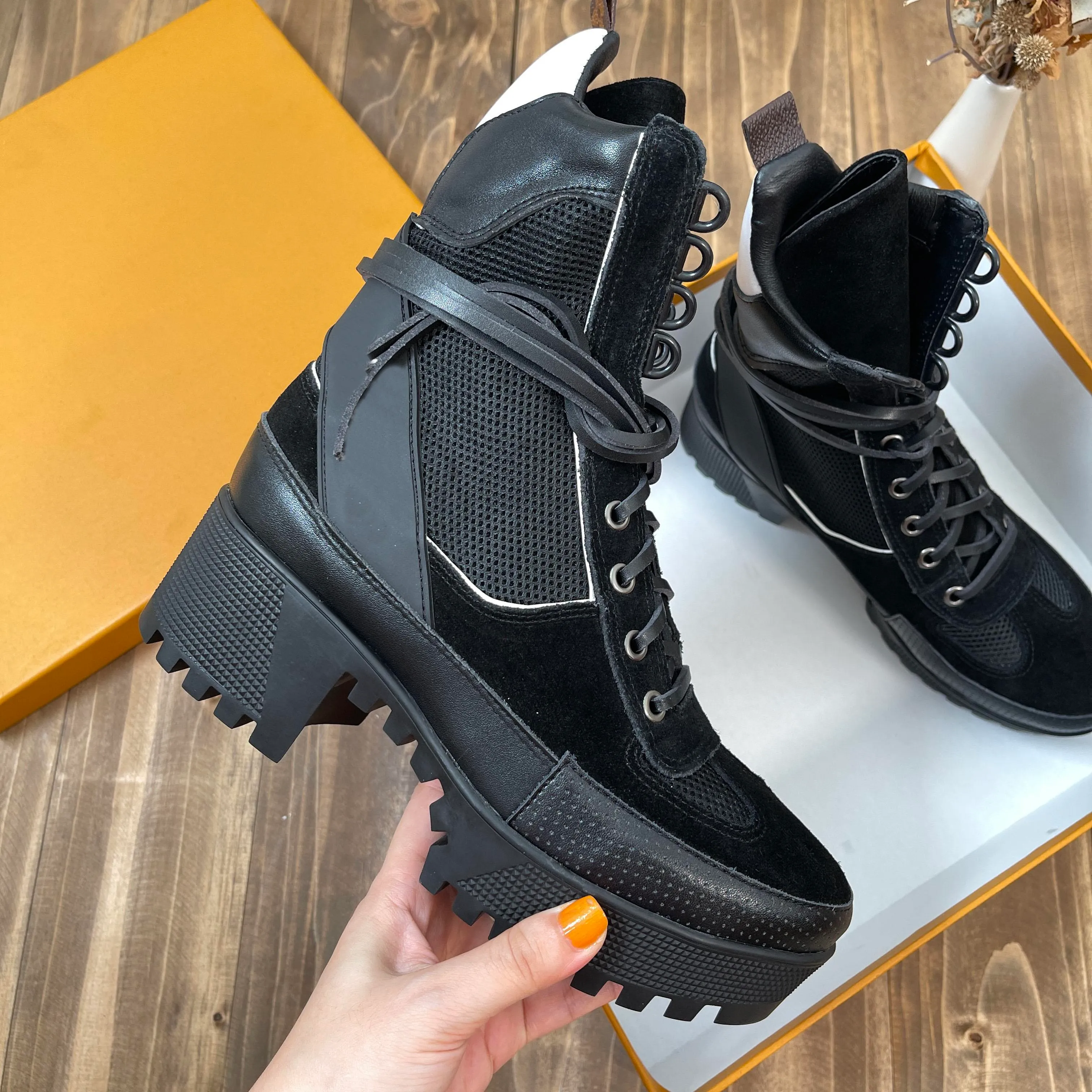 Red arrow boots 2025