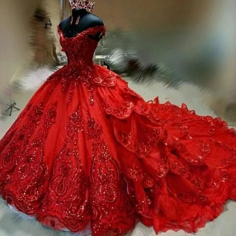 Sparkly Red Quinceanera Klänningar från axeln Puffy Tiered Skirt Sweet 16 Dress Sequins Applique Beaded Vestidos de 15 años