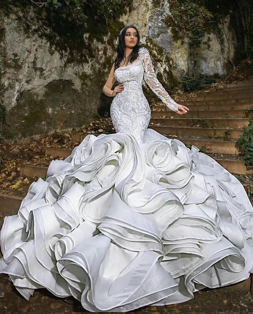 2021 Lyxiga Ruffles Mermaid Bröllopsklänningar Brudklänningar Plus Storlek En Shoulder Chapel Tåg Gorgeous Nigerian Arabic Marriage Lace Crystal Beading Långärmad