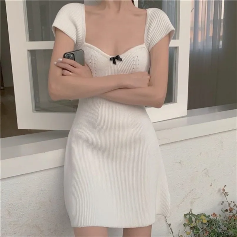 الأزياء متماسكة مربع طوق الخصر التخسيس اللباس الإناث الصيف الأبيض ألف خط تنورة الفرنسية نمط 210520