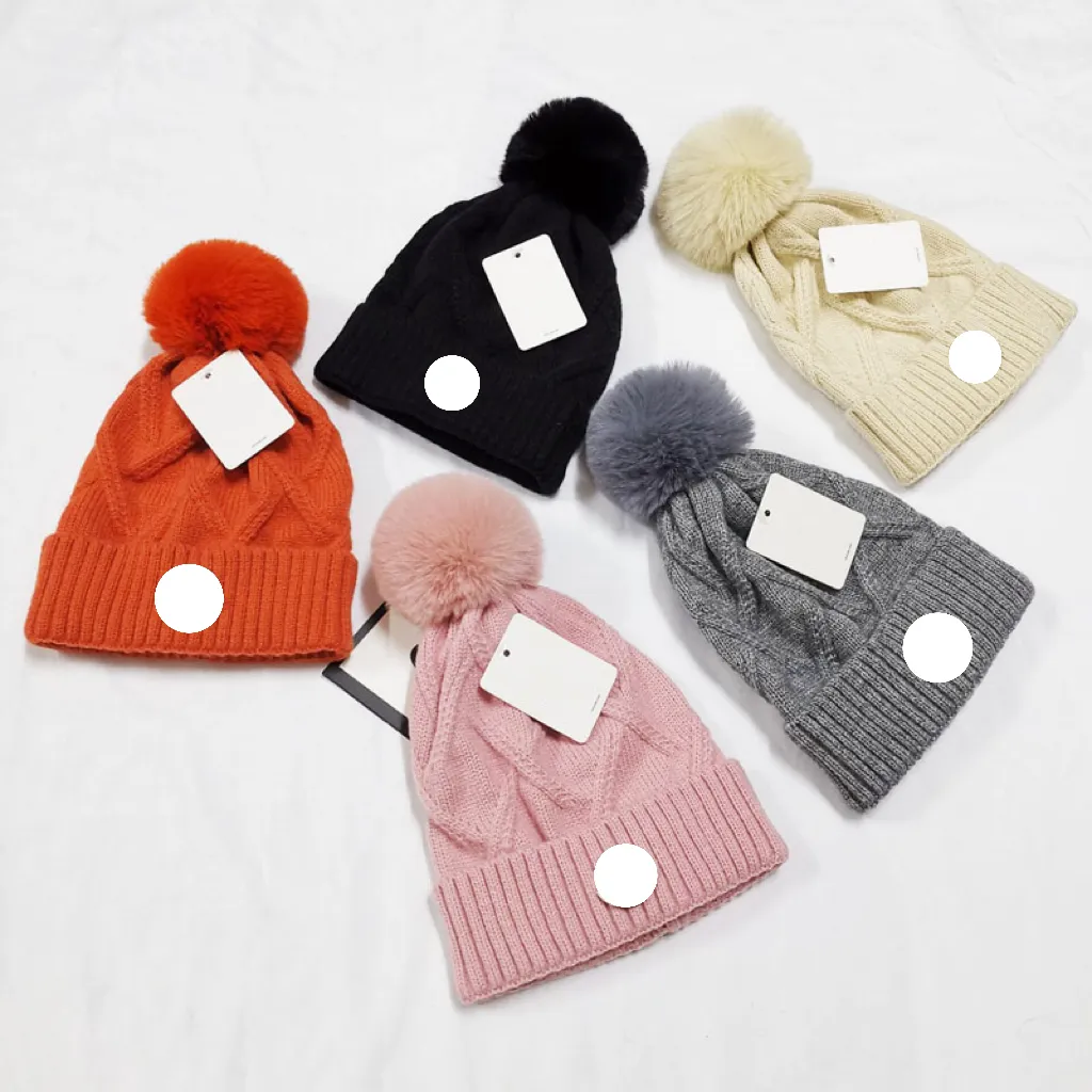 Fashion High quality Winter caps Hats Women and men Beanies with Real Raccoon Fur Pompoms Warm Girl Cap snapback pompon beanie
