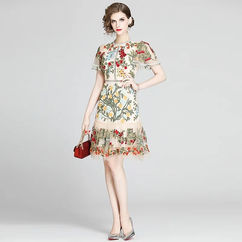Mode piste robe d'été femmes manches évasées broderie florale élégante maille évider Mini robes Vestidos 210520