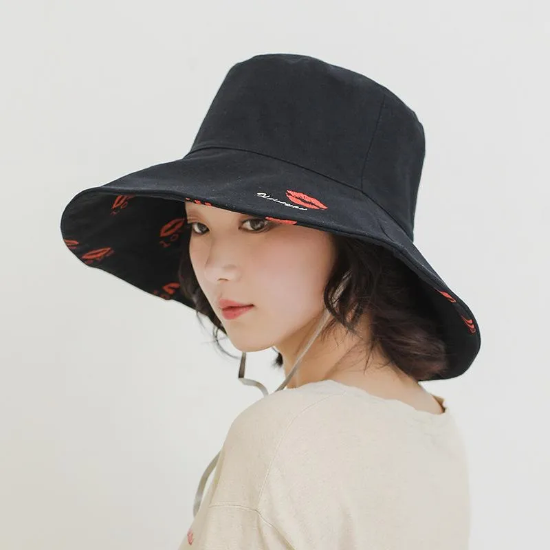 Kvinnors sommar broderad röd-lip Big Brim Fisherman Hat Korean Fashion Ladies Sunscreen Beach Wear på båda sidor breda hattar