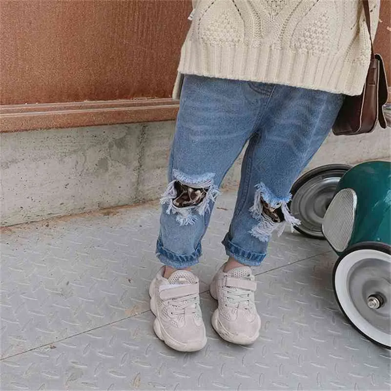 Pantaloni jeans per ragazze e ragazzi Jeans con fori stampa leopardo Autunno Nuovi bambini Moda Cowboy Pantaloni larghi casual Jeans per bambini 210317