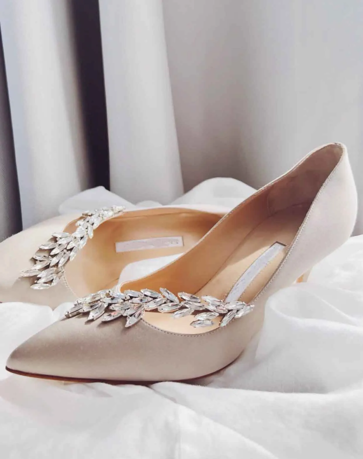 Élégant Nadira Satin Sandales Chaussures Femmes Bijou Boucle Pompes Stiletto Talon Haut Bout Pointu Cristal Feuille Embellissement Robe De Mariée