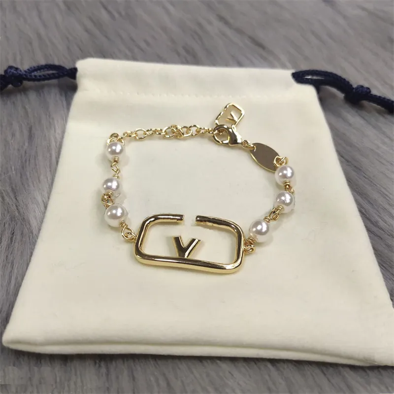 Kvinnor Män Trendiga Pearl Armband med Box Classic Letter Utsökt Kedja Unisex Charm Statement Smycken Street Utomhus Present Armband