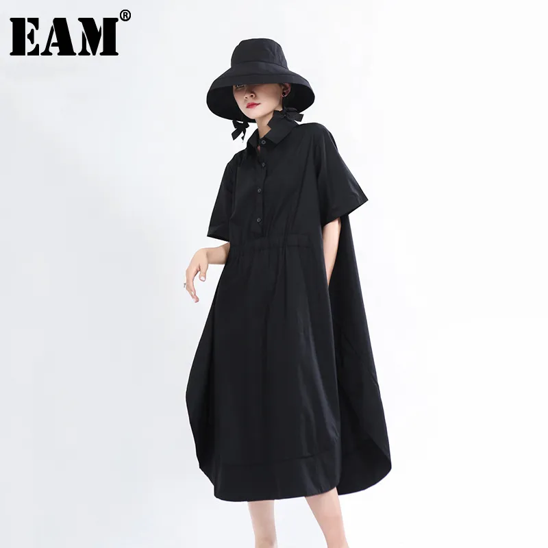 [EAM] Abito da donna nero con spacco laterale lungo di grandi dimensioni con risvolto manica corta vestibilità ampia moda primavera estate 1X350 21512