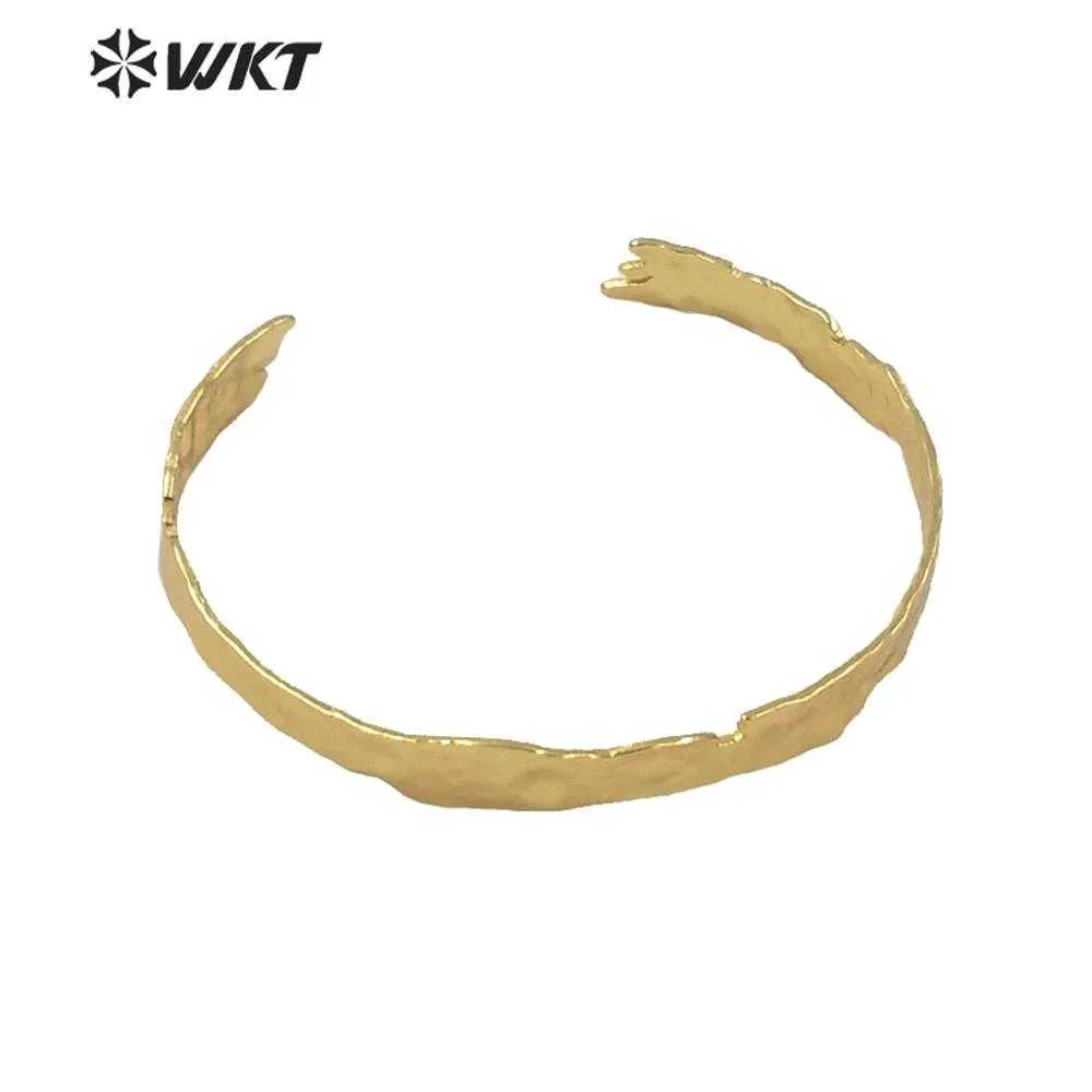 WT-B560 WKT Mest populära Oregelbundna Metal Brass Kvinnor Bangle är öppen Storlek Tiny Enkel Guld Elektropläterad Lava Bangle Q0720