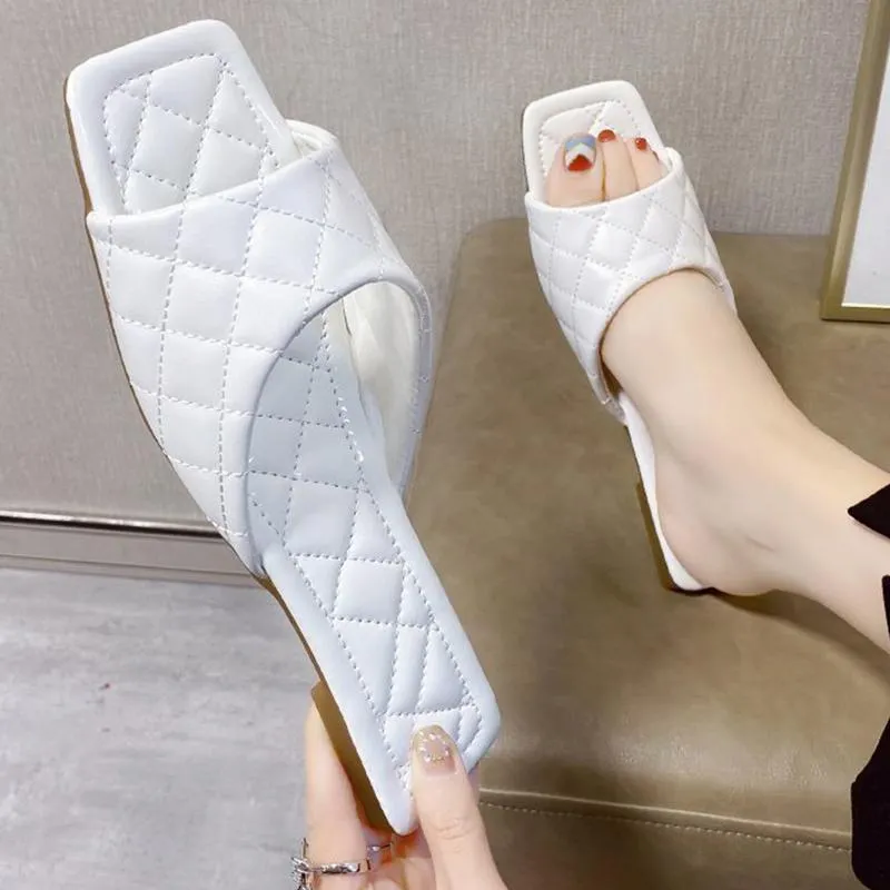 Hausschuhe Frauen Licht Luxus Stil Diamant Gitter Flache Schuhe 2021 Sommer Büro Sexy Schwarz Sandalen Slip-On Frau Rutschen