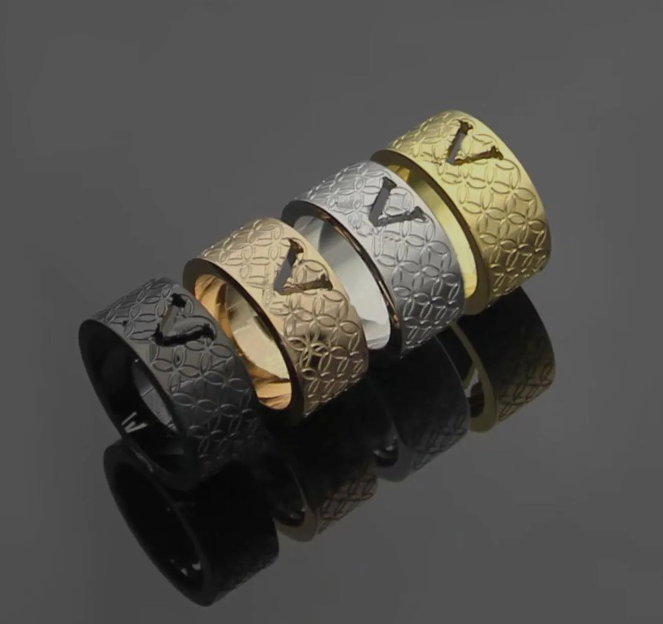 Mode Unisex Designers Smycken Män Kvinnor Ring i rostfritt stål Hollow Out V Initialer Graverade mönster Lovers Ringar Storlek 6-9