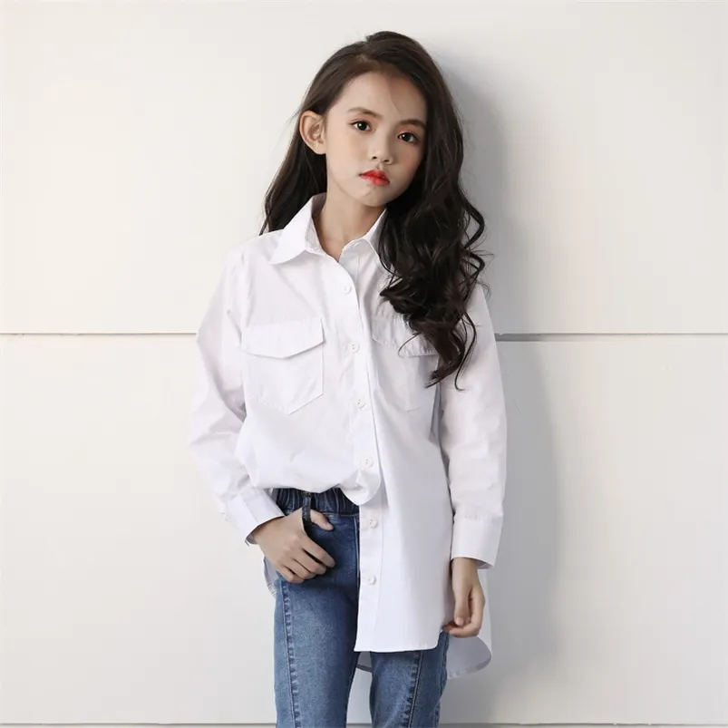 Meninas brancas blusas comprimento miúdos moda menina primavera outono camisas soltas botão colarinho para baixo botão de colarinho com dois bolsos 210622