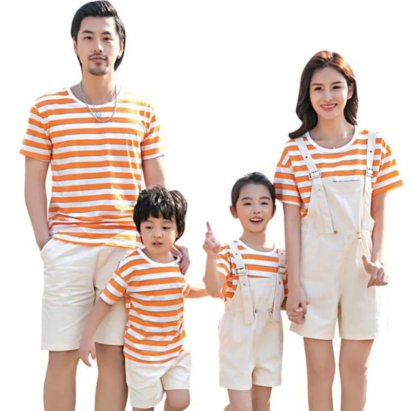 Summer Family Matching Tenues Maman Papa et moi Vêtements Mère Fille Stripe T-shirt Shorts Costume 210429