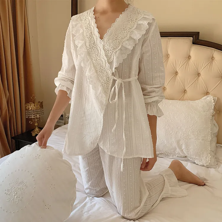 3 Farben Damen-Pyjama-Sets mit Prinzessinnenblume und bestickter Spitze. Vintage-Pyjama-Anzug mit Schnürung