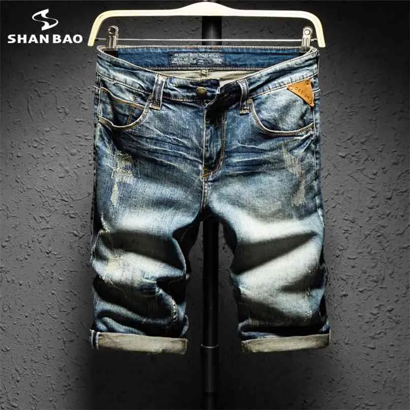 SHANBAO Tendance Hommes Summer Denim Shorts Style rétro Vieux Cuir Designer Mince Trou Droit Coton Jeans 210723