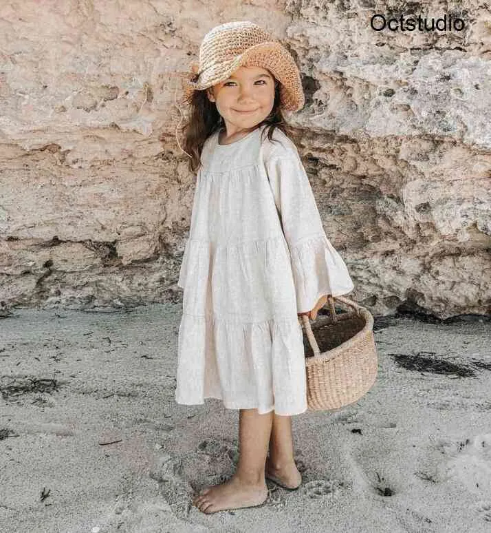 Vestido mais novo Ins Little Girls Organic Roupa de algodão Vestidos de manga comprida em branco Bege Linho Vestidos Crianças Meninas Ruffles Princesa Casual Dres