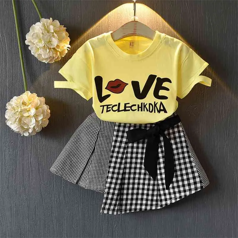 Ankomster sommar barn sätter kortärmad skrivelse T-shirt Patchwork Bow Plaid 2pcs Tjejkläder 2-7T 210629