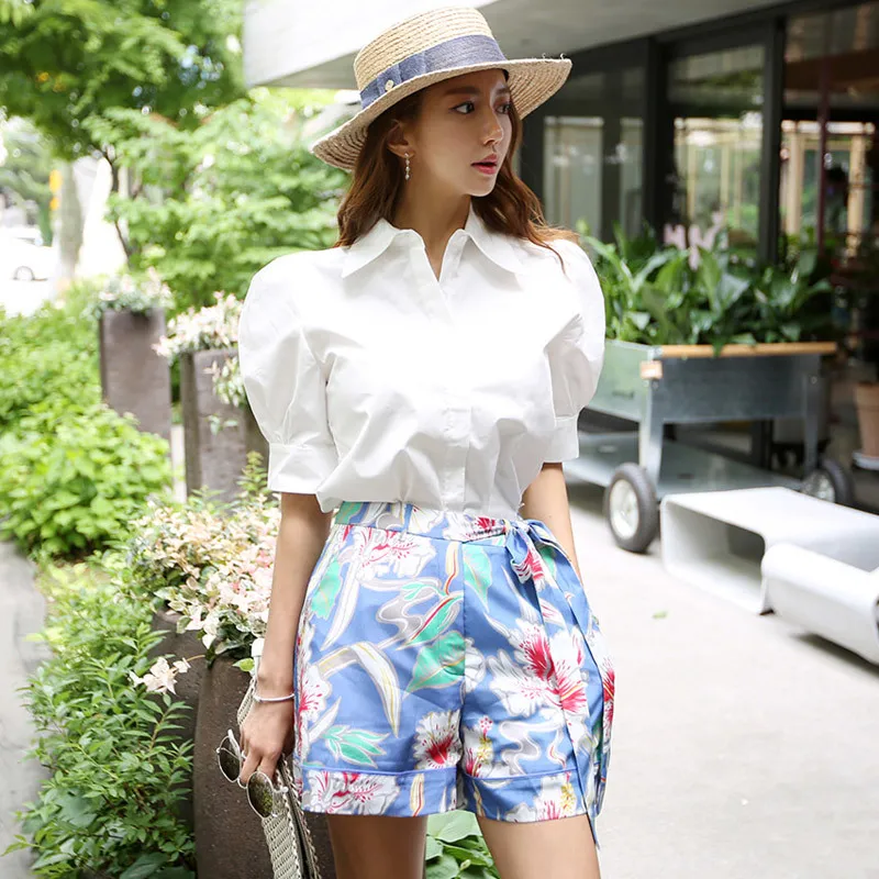 Tweedelige Set Zomer Wit Chiffon Puff Sleeve Work Shirt Tops Mode Pant Suits + Print Floral Lace Up Shorts Set 210514