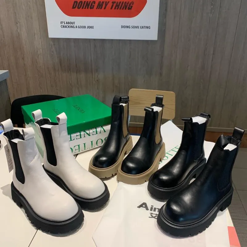 Bottes Tube de fumée automne semelle épaisse éponge fond élastique court chaussures pour femmes pneu peau de vache