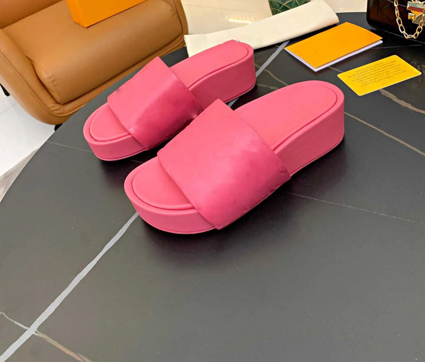 2021 Womens Pillow Slippers Jumbo FlaTForm Summer Rubber Sandals Beach Slide Fashion Flat Embossed Leather Scuffs Indoor Shoes With Box