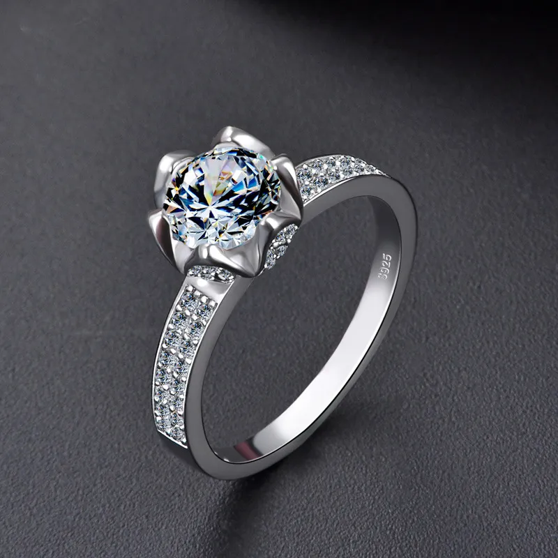 클래식 6-PRONG 시뮬레이션 다이아몬드 약혼 반지와 사이드 스톤즈 약속 여성 스털링 실버 크기 HK 코드 1
