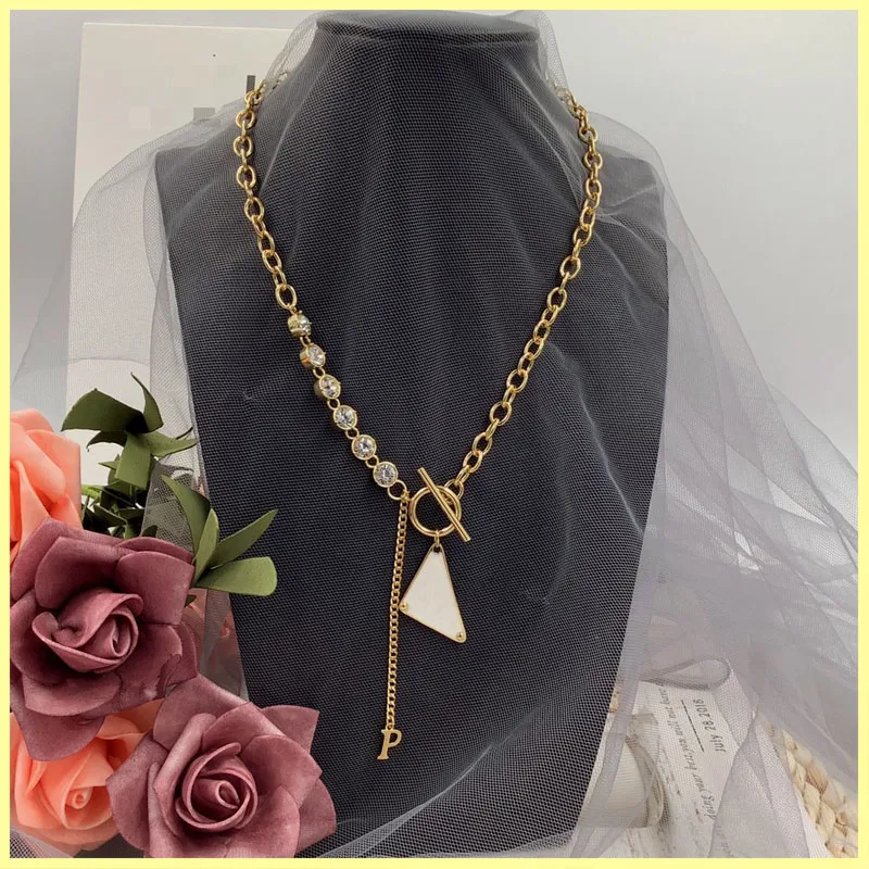 النساء مصمم قلادة Luxurys قلادة القلائد موضة للرجال إمرأة مثلث العلامة التجارية حرف F قلادة مجوهرات عالية الجودة 21083005R