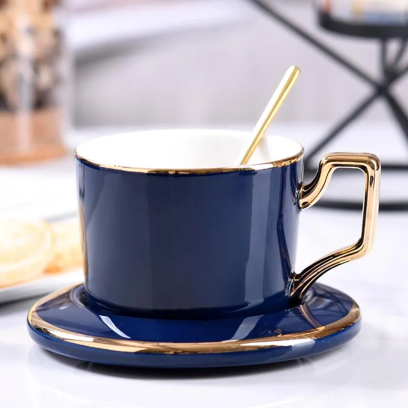 Tazze di tazze di lusso di lusso minimalista tazza di caffè in ceramica con cucchiaio nordico casa pomeriggio tè di alta qualità porcellana e piattino di alta qualità set MM60BED