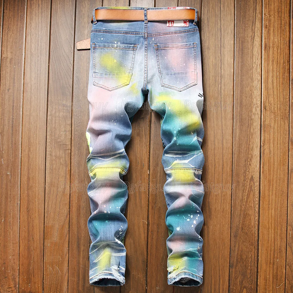 Rozpryskany atrament kolorowy druk Raped Patch Męskie dżinsy małe proste szczupłe mikroelastyczne modne spodnie dla męskich pantalonów p201a