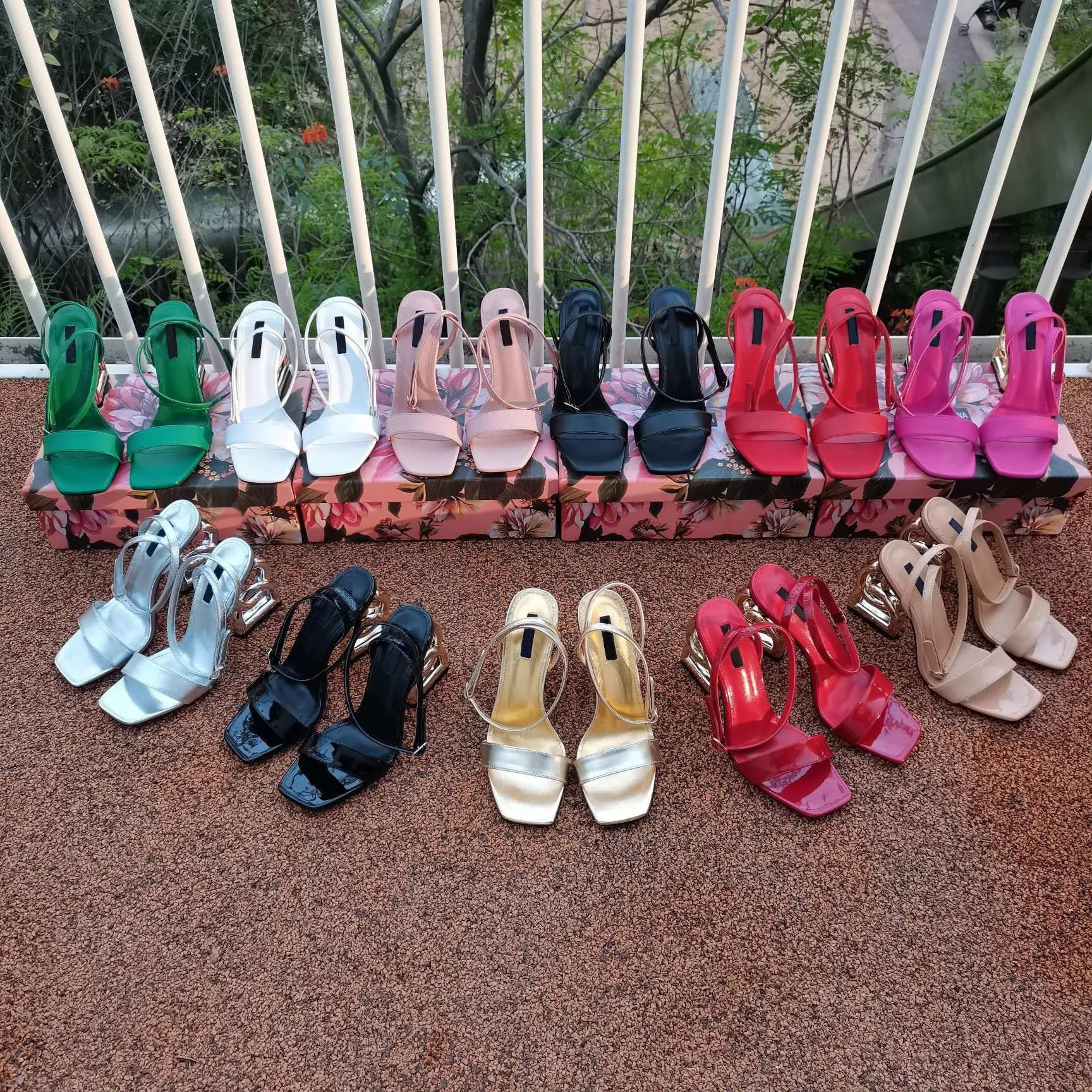 Dernières sandales européennes pour femmes de printemps et d'été avec un grand talon bouton doré, chaussures à talons hauts pour femmes en cuir véritable, tailles multicolores 35-42