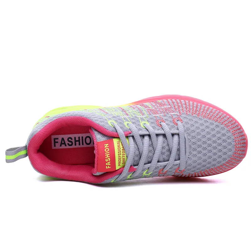 Partihandel 2021 Mode för Mens Kvinnor Sport Running Skor Nyaste Rainbow Sticka Mesh Utomhuslöpare Walking Jogging Sneakers Storlek 35-42 WY29-861