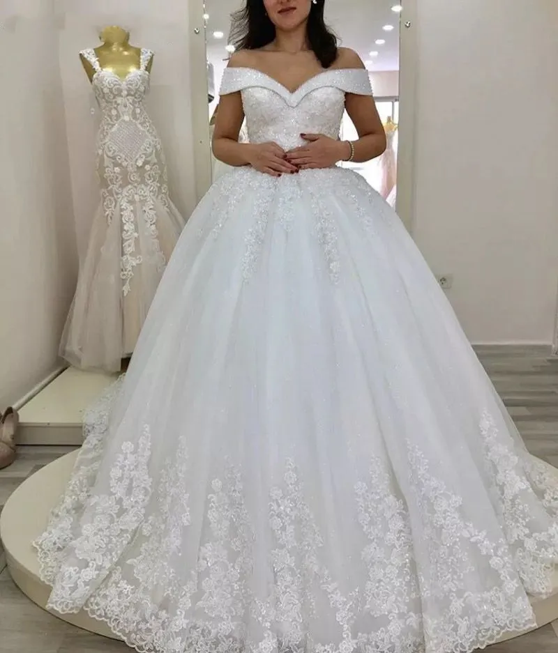 2021 Lyx Crystal Pärlor Prinsessan Bröllopsklänningar Bridal Ball Gown Lace Appliqued V Neck Off Axel Corset Back Plus Size Vestido de Noiva