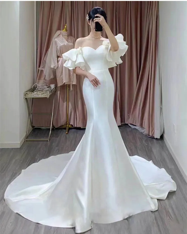 Simple Satin Mermaid Trouwjurken voor Bride Off The Shoulder Ruffles Dames Jurk Korte Mouwen Terug Veterschoenen Plus Size Bruidsjurken 2022